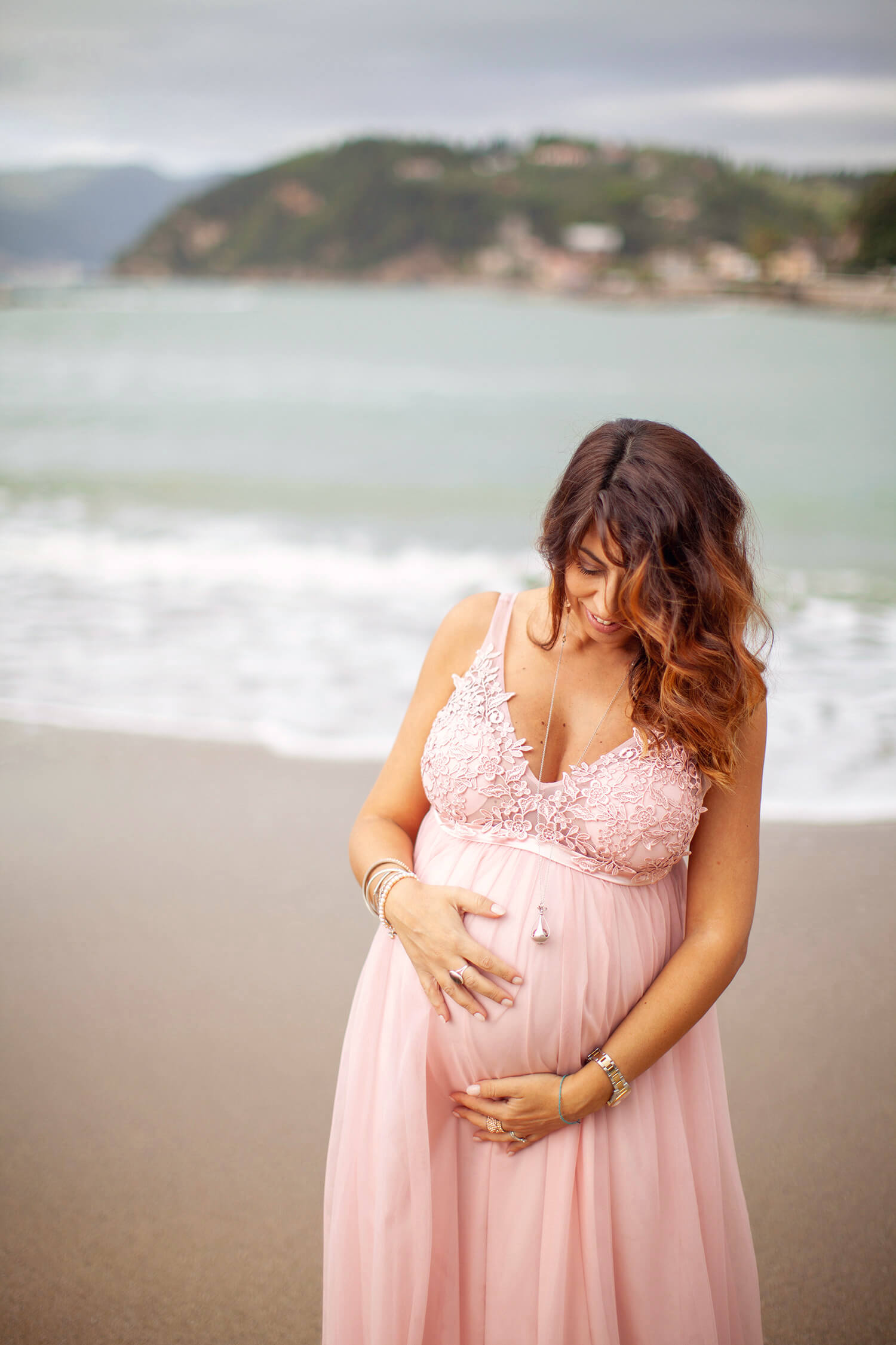 Mamma in gravidanza in spiaggia fotografata a La Spezia