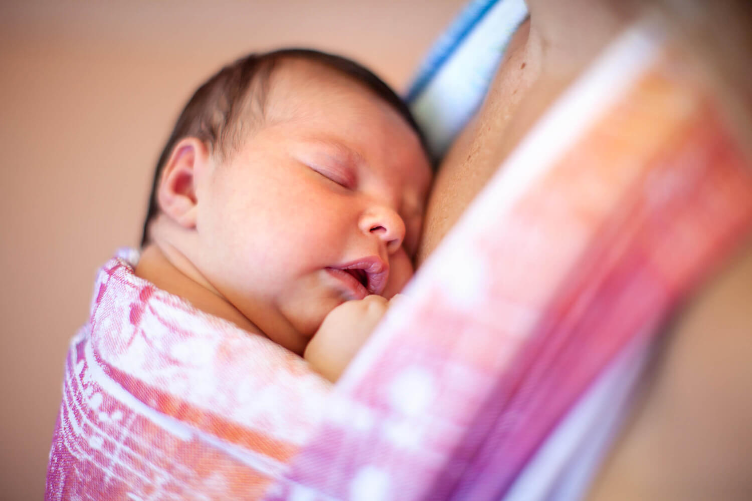 Neonato in fascia babywearing fotografato durante un servizio newborn a La Spezia
