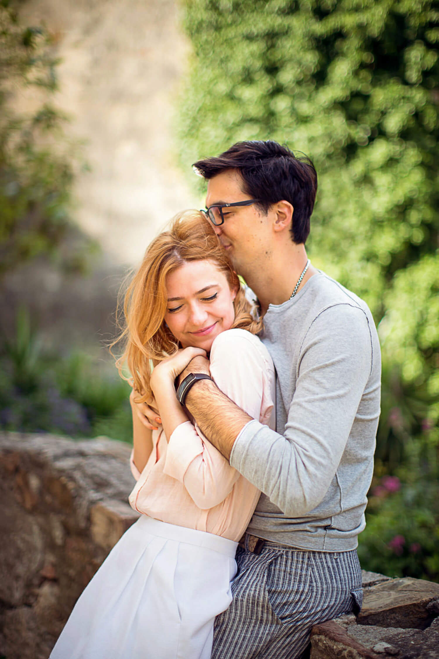 Coppia che si abbraccia durante un servizio fotografico prematrimoniale a La Spezia