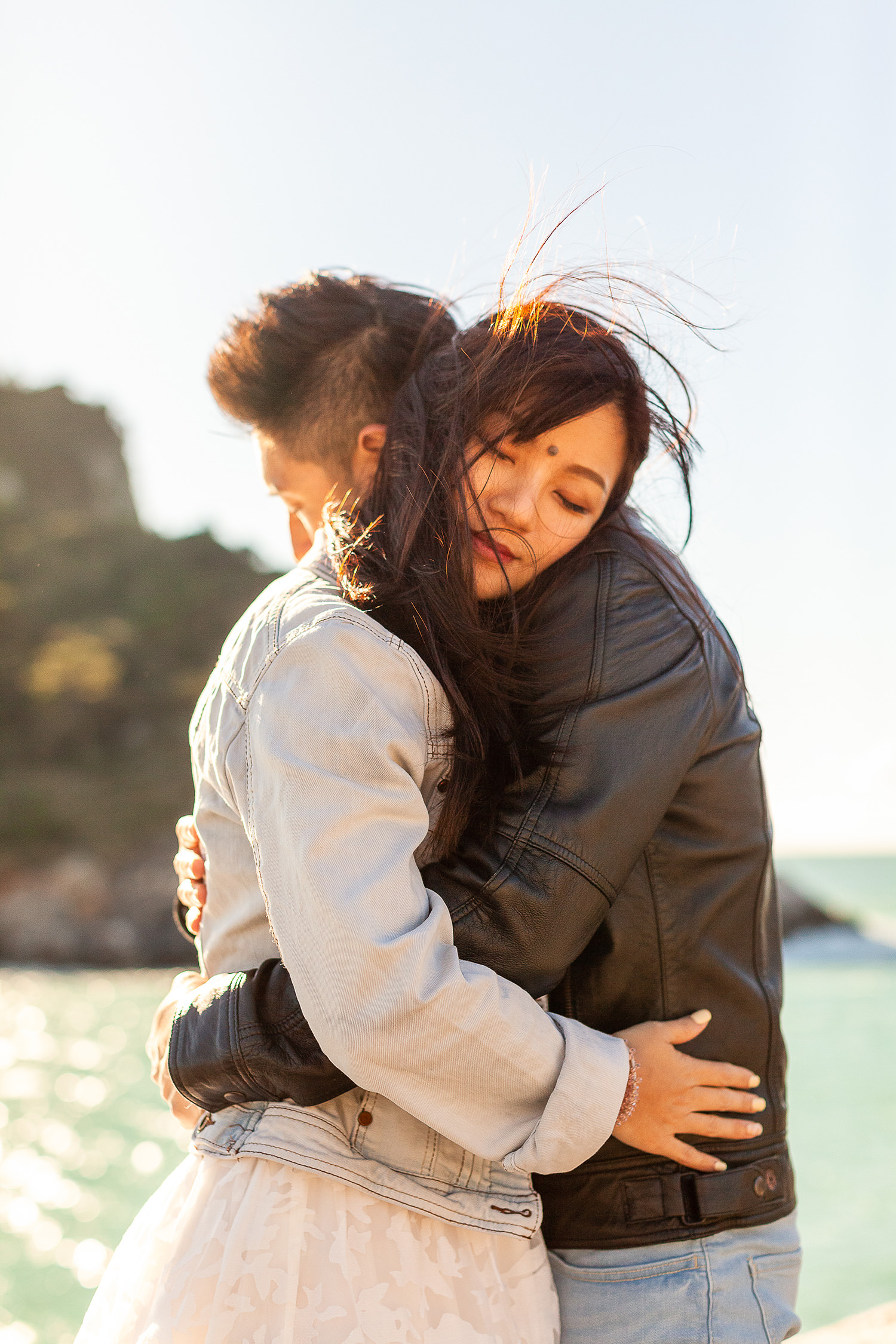 Coppia che si abbraccia durante un servizio fotografico prematrimoniale a Portovenere, La Spezia