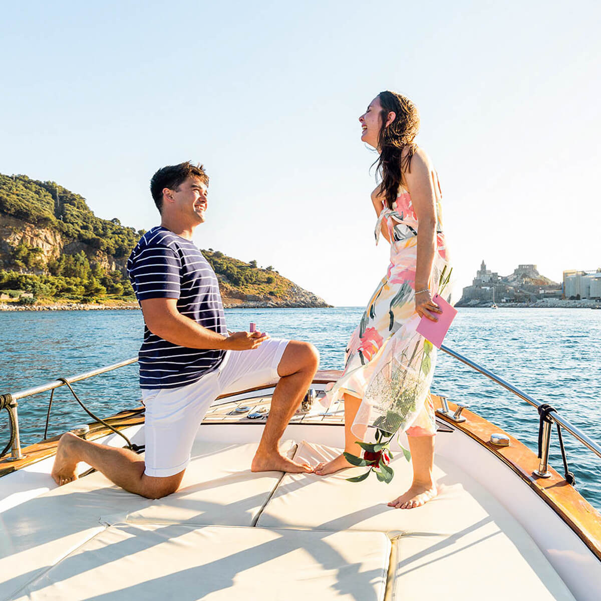 Guy proposing on a boat in Cinque Terre