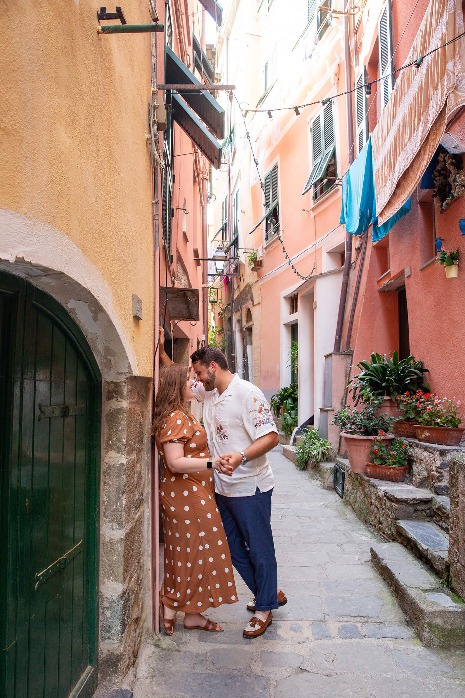 Romantic couple in Vernazza, Cinque Terre, Italy