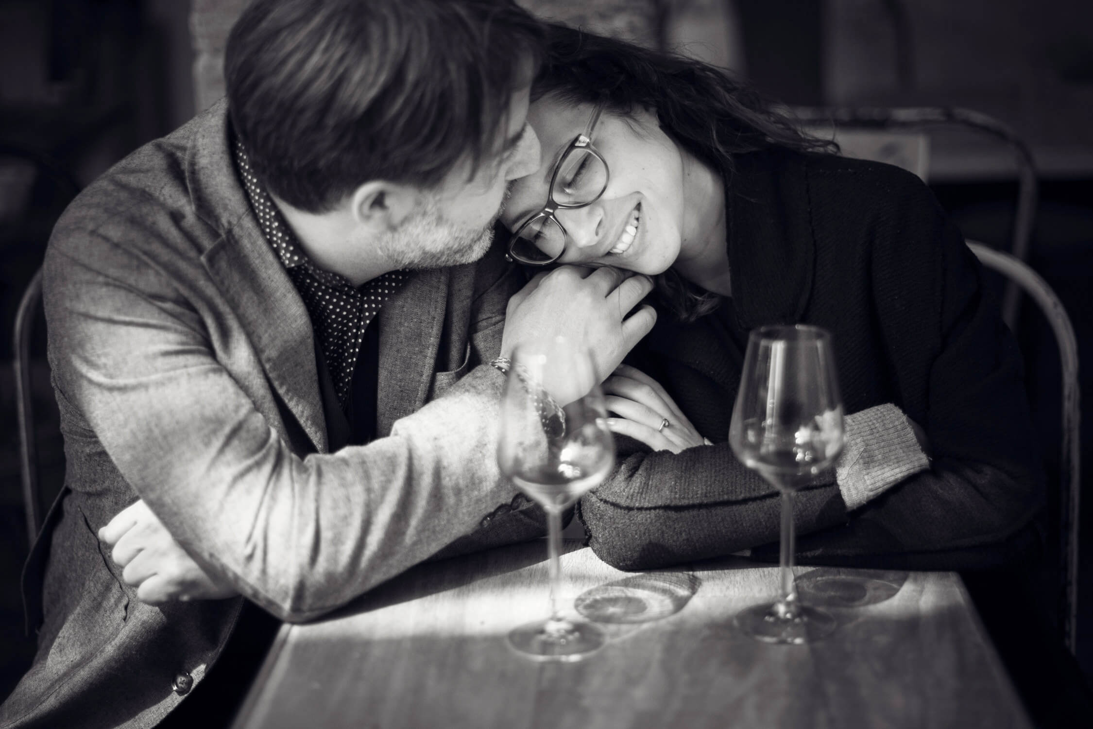 Foto di una coppia che beve vino in un locale di La Spezia