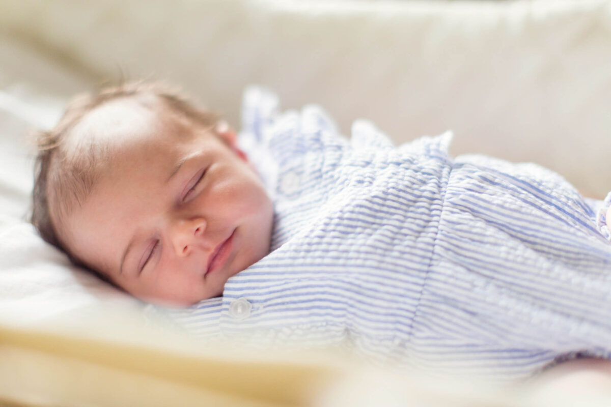 Neonato che dorme durante un servizio fotografico newborn a La Spezia in casa