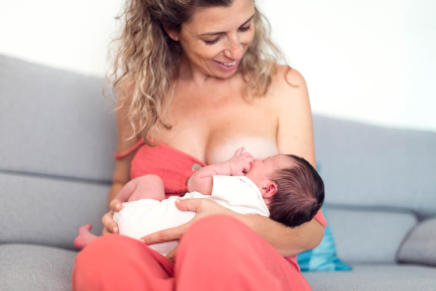 Mamma che allatta il suo neonato in casa durante un servizio fotografico a La Spezia