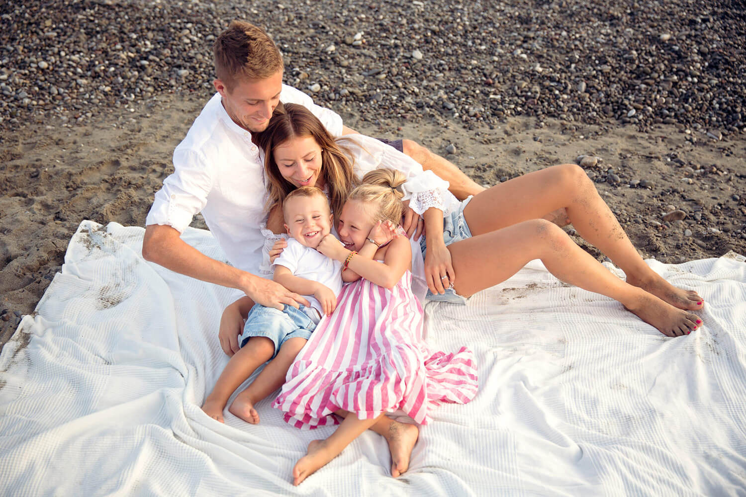 Famiglia con bambini che gioca in spiaggia a La Spezia