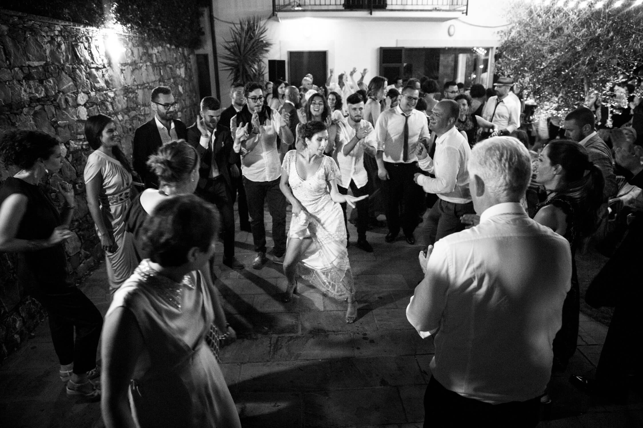 Sposa che balla in mezzo agli invitati a La Spezia